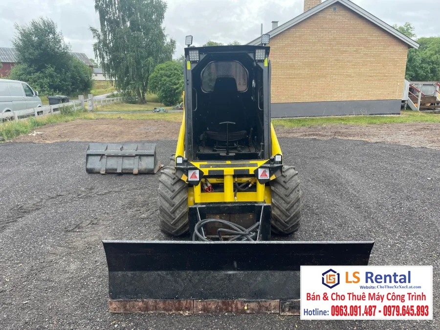 Bàn giao cho thuê xe xúc lật đa năng Mustang 930A - Skid Steer Loaders
