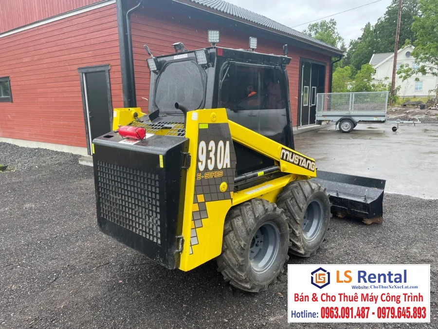 Bàn giao cho thuê xe xúc lật đa năng Mustang 930A - Skid Steer Loaders