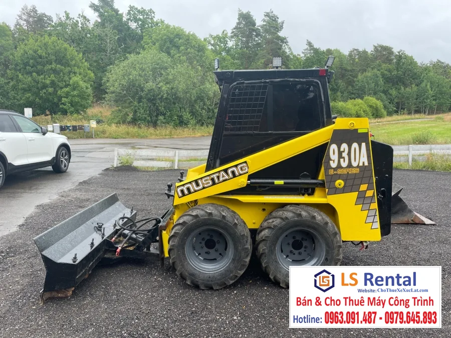 Bàn giao cho thuê xe xúc lật đa năng Mustang 930A - Skid Steer Loaders