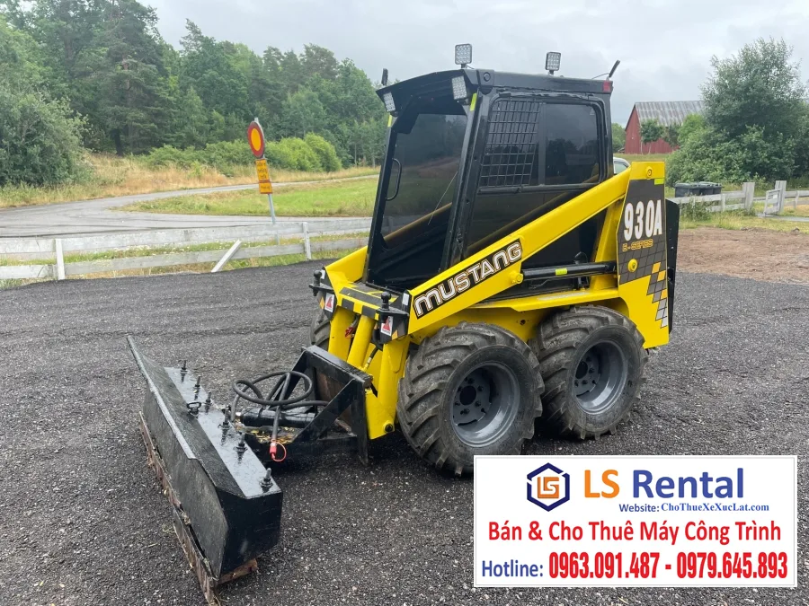 Bàn giao cho thuê xe xúc lật đa năng Mustang 930A - Skid Steer Loaders