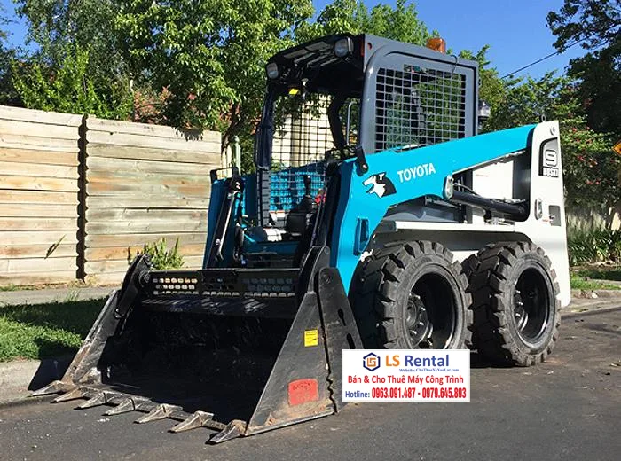Bàn giao cho thuê xe xúc lật đa năng TOYOTA 5SDK9 - Skid Steer Loaders