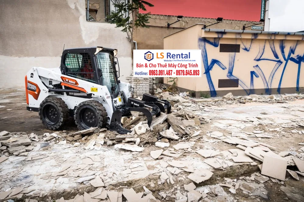 LS Rental  Bàn giao xe xúc lật đa năng Bobcat S550 ở tỉnh Lào Cai