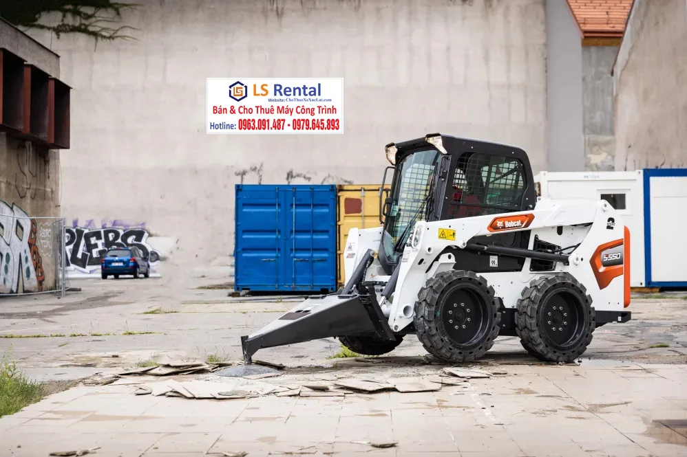 LS Rental  Bàn giao xe xúc lật đa năng Bobcat S550